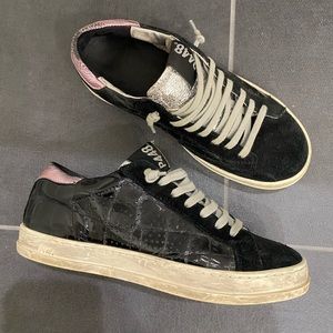 P448 Gorgeous Black and Silver Sneakers Size 35